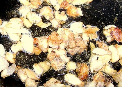 На сковороде поджарить кусочки сала с луком, для заправки. А также можно использовать масло,сметану или мясную подливку.