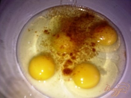 Пока масло греется, перемешать яйца, только смешивать белок и желток сильно не надо. Добавить специи и приправы.