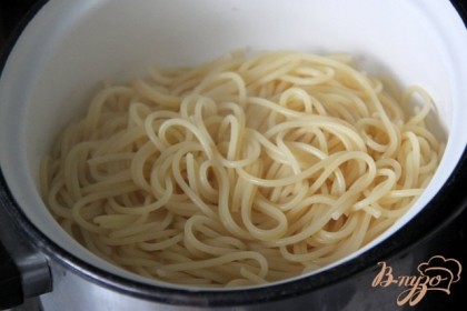 Поставить варить спагетти.