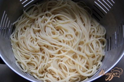 Спагетти процедить от воды.