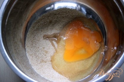 В третью миску добавляем и взбиваем поочерёдно яйца с половиной стакана коричневого сахара.