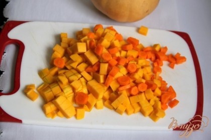 Тыкву и морковь нарезать маленькими кубиками.
