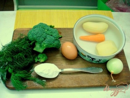 В готовый бульон 1,5 литра, порезать картофель, морковь и лук.