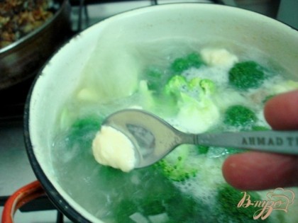Как только вы опустили в суп брокколи, добавляйте клёцки, набирая их кончиком чайной ложки и скатывая в суп.Кождый раз ложечку опускайте в холодную воду, чтобы тесто не прилипало.