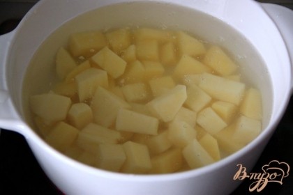 Картофель нарезать кубиками и варить в кастрюле 10 минут.