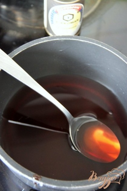 Соус:  В сотейнике смешать воду с уксусом, вином и соевым соусом. Добавить томатную пасту и сахар. Поставить на огонь, довести до кипения.