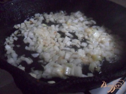 В сковороде разогреть растительное масло и обжарить лук до золотистого цвета.