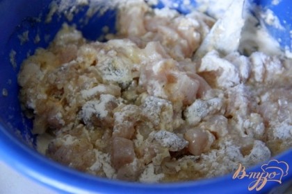 В миске смешать филе с молотым луком, добавить молоко и яйцо.Перемешать, затем постепенно добавить муку, приправы, масса должна напоминать тесто на оладьи.