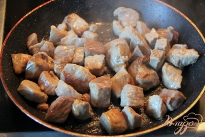 Мясо помыть, просушить полотенцами.  Обсушенное мясо меньше брызгается и быстрее покрывается зажаристой корочкой, соответственно, больше сока остается внутри кусочков.Разогрейте масло хорошенько, тогда на мясе сразу «схватится» корочка. Небольшими порциями выкладывайте мясо и обжаривайте до зарумянивания.