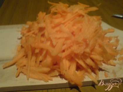 Очищенную и вымытую морковь натереть на крупной тёрке.Спассеровать на растительном масле лук и морковь. Охладить.