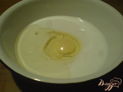 Для теста смешать кефир с майонезом, добавить яйцо и растительное масло. Перемешать.