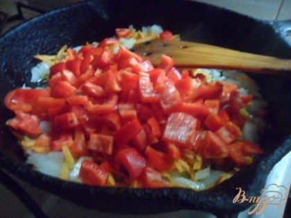 Добавить перец к моркови с луком. Тушить под крышкой минут 7.