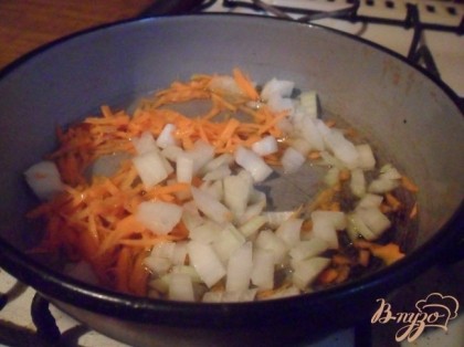 Очистить репчатый лук и морковь. Морковь натереть на тёрке, лук нарезать кубиками. В сотейнике разогреть растительное масло и обжарить лук с морковью до золотистого цвета.