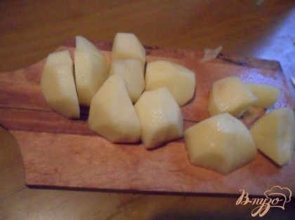 Картофель очистиь, вымыть и нарезать кубиками.
