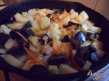 К грибам добавить подготовленный картофель, обжаренные морковь с луком. Влить 1 ст грибного бульона. Тушить до готовности картофеля. Если надо, то досолит.