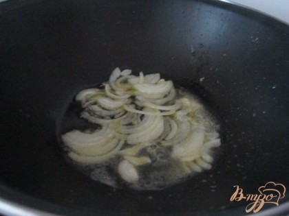 В сковороду налить оливковое масло, добавить сливочное и обжарить половинку репчатого лука до небольшой зажаренности.