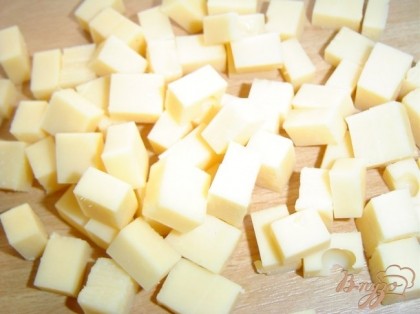 Сыр нарезаем небольшими кубиками, чеснок мелко нарезаем.