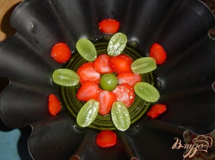 Слоеный желейный тортик с ягодами ингредиенты Теперь берем форму и на дно наливаем немного желе,и даем ему немного остыть.Затем на него выкладываем ягоды и ставим в холодильник до полного застывания.После этого наливаем небольшой слой желе другого цвета и даем ему застыть.Затем опять выкладываем ягоды,и так продолжаем до заполнения формы,чередуя цвета желе и расположение ягод.