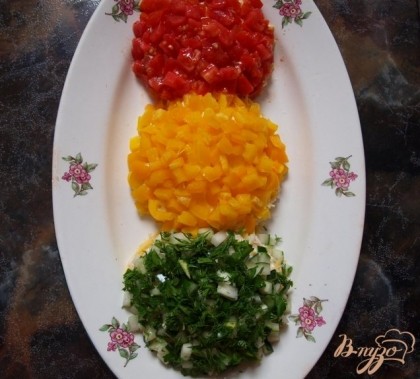Готово! Следом поочерёдно выкладываем кружочки соответствующего цвета:красный - помидоры,жёлтый - перец,зелёный - огурцы(посолить и посыпать зеленью).Приятного аппетита!