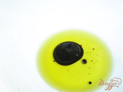К оливковому маслу добавляем бальзамический уксус и тщательно перемешиваем до однородной массы.