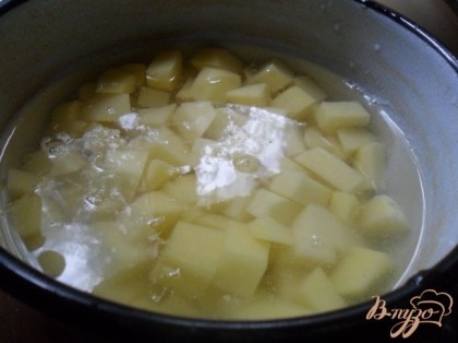 В кипящую воду (примерно 2,5 л) опустить рис. Довести до кипения.Картофель очистить и нарезать кубиками.
