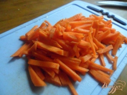 Морковь очистить, вымыть и нарезать соломкой.
