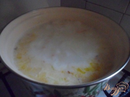 Добавить обжаренные лук и морковь. Посолить.Дать закипеть. Уменьшить огонь и готовить до готовности риса и картофеля.