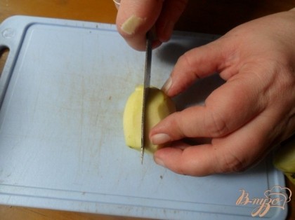 Яблоки вымыть, очистить от кожуры. разрезать на 4 части, удалить семенную коробочку. На выпуклой стороне четвертинки сделать 4 надреза ножом, не прорезая яблоко до конца. Яблоки сбрызнуть лимонным соком. чтобы не потемнели