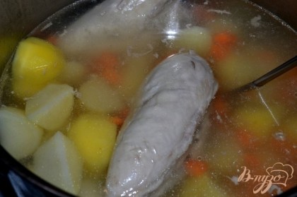 Отвариваем куриную грудку в небольшом кол.бульона, затем добавляем крупно порезанную картошку и морковку, мясо нарезаем крупными кусками