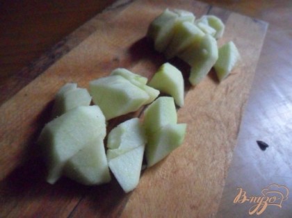 Яблоки вымыть, очистить от кожуры и нарезать дольками.
