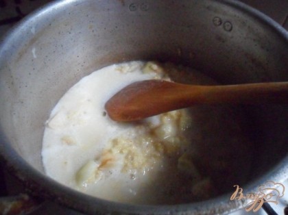 В кастрюлю с пшеном добавить яблоки, влить молоко. Добавить сахарный песок. Посолить. Варить до готовности пшена. В конце варки добавить сливочное масло, перемешать.