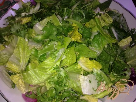 Для этого салата я взяла салатный микс из романо, фриссе, радиччо и корна, но подойдет любой зеленый салат.