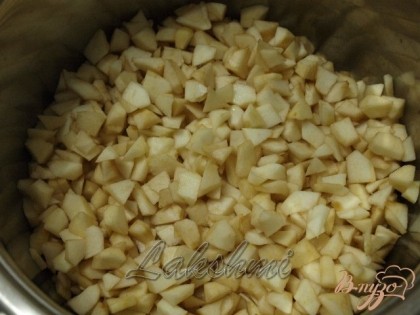 Яблоки мелко нарезать и сложить в большую кастрюлю.Добавить лимонный сок и 50 мл воды.Проварить яблоки до мягкости около 10-ти минут.