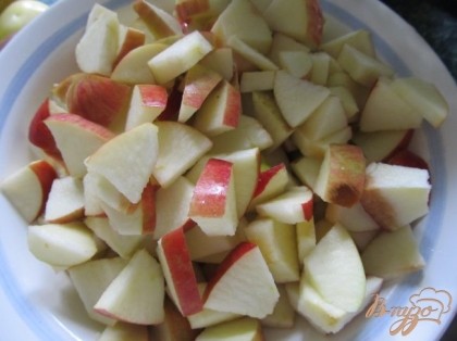 Яблоки нарезать кусочками.