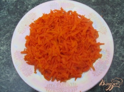 Вареную морковь очистить и натереть на крупную терку. Выложить на тарелку.