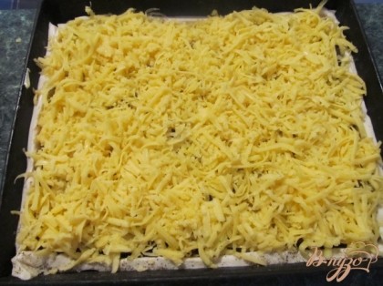 Посыпать натертым на крупную терку твердым сыром.