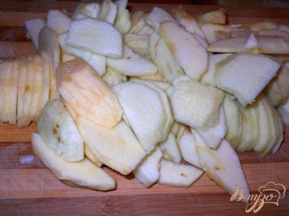 Яблоки чистим от кожуры и семян. Режем пластинками, а затем кубиками или брусочками. Подмешиваем в тесто.
