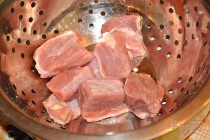 Мясо нарежьте порционными кусками, промойте, дайте стечь.Отправьте в кипящую воду, немного посолите, добавьте перец черный и душистый горошком, лавровый лист и варите 20-30 мин., снимая пену.