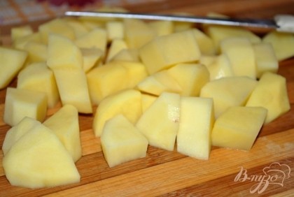 Картофель нарежьте средними кубиками и отправьте в бульон, варите минут 30.