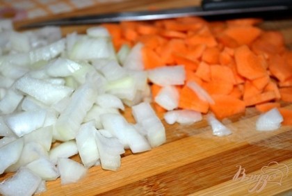 Лук нарежьте кубиками. Морковь нарежьте четвертинками или натрите на крупную терку.