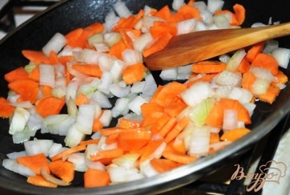 На растительном масле обжарьте лук до прозрачности, добавьте морковь и тушите все вместе пару минут.