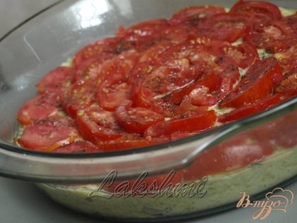 В форму выложить кабачковую массу,разровнять и сверху выложить помидоры.