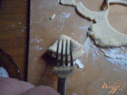 Вилкой прижать печенье в середине (получится печенье формой, напоминающее гусиную лапку).
