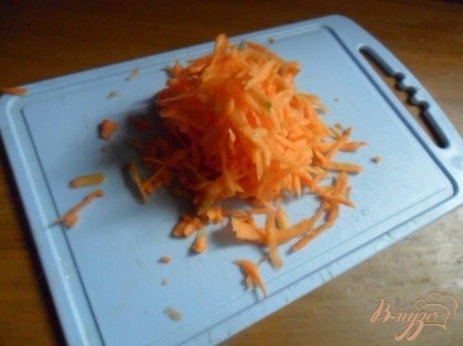 Репчатый лук и морковь очистить. Морковь натереть на крупной тёрке.