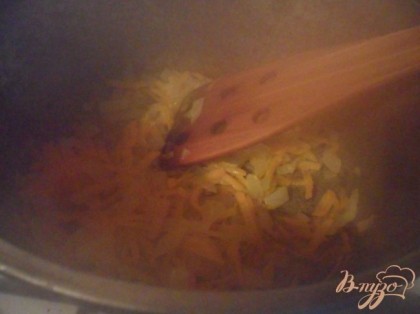В сотейнике разогреть растительное масло и обжарить репчатый лук и морковь до золотистого цвета.