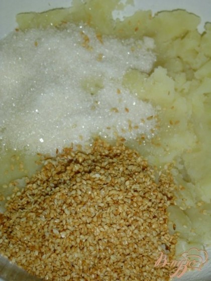 Обжариваем кунжут.К картофельному пюре добавляем сахар, муку кунжут и хорошенько перемешиваем. По чуть-чуть добавляем воды и замешиваем тесто.
