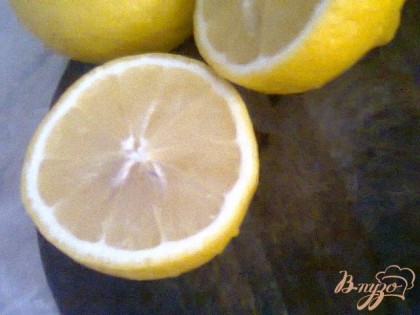 На следующий день, добавим сок одного лимона, перемешаем и поставим на медленный огонь на 30 мин.