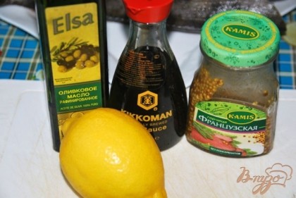 Готовим маринад из оливкового масла, сока лимона, соевого соуса и французской горчицы с зёрнами.