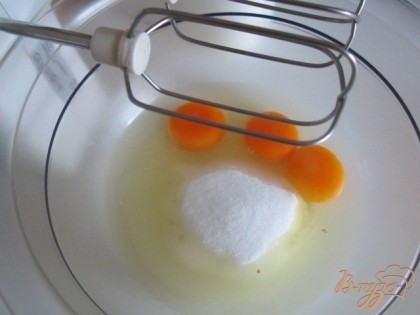 Яйца взбить с сахаром до небольшой пены