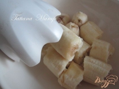 Бананы почистить и взбить в пюре, положить в горячее молоко.